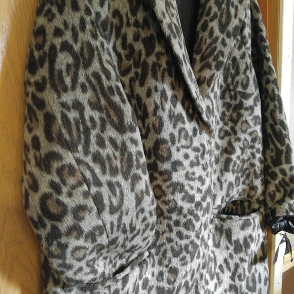Cheetah gray long soft faux fur coat - Picture 4 of 7
